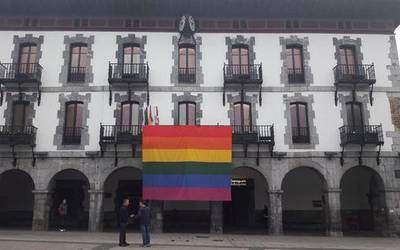 Ostadar koloreko bandera jarri dute udaletxeko balkoian, LGTBIfobiaren aurka