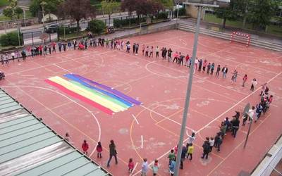 Herri Eskolako ikasleek kolorez bete dute patioa, LGTB fobiaren kontra