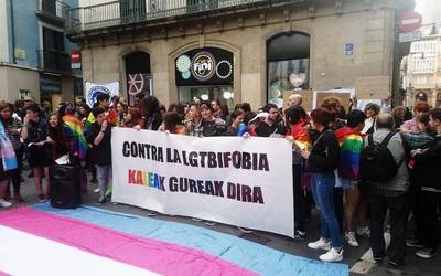 LGTBIQfobiaren aurka kalera atera da Iruñea