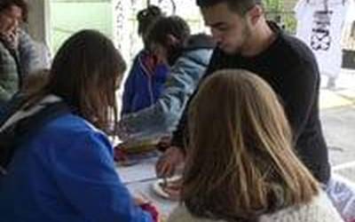 Kultura ezberdinak, jolasak eta gizarteratzea uztartu dituzte Kolore Guztiak Elkartearen eskutik