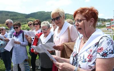 Inguruko kantuzaleen parte hartzearekin hasi dute Kantu eta Dantza Eguna Elgetan