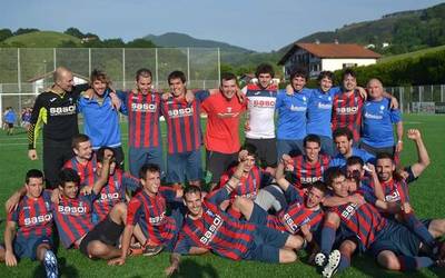 Gure Txokoako futbol talde nagusiak garaipena eskuratu du eta Gipuzkoako Preferente mailara igo da