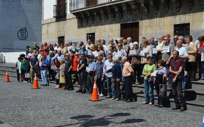 Protesta egiteko elkartu dira gaur ere herriko pentsiodunak