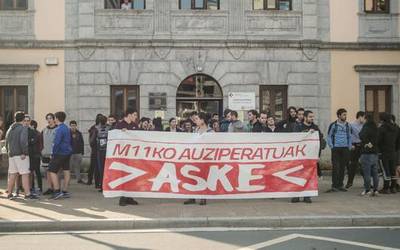 Babesa agertu diete errepresioaren aurkako manifestazioaren harira auziperatutako lau gazteei