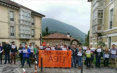 Altsasuko gazteen aurkako epaia salatzeko elkarretaratzea egin dute Artziniegan