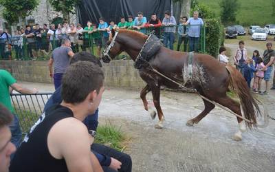 Dema ikusgarria zaldia eta Emarriren artean