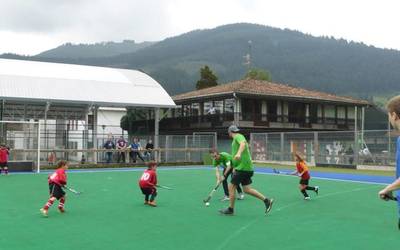 Gazte eta beterano ugari bildu zituen Hockey Egunak