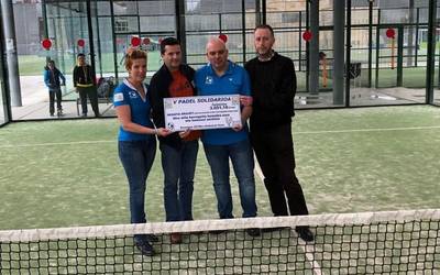 Padel Txapelketa Solidarioan batutako 3.051 euroak Geu Beri eman dizkiote