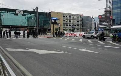 San Mameseko errepidea moztu dute 'muntaia polizialak' salatzeko