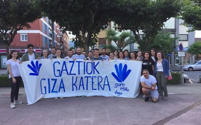 Abadiñoko gazteek domekako giza katean parte hartzeko deia egin dute