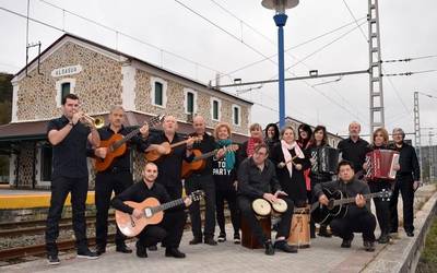 Hispanoamerikako “musika aberatsa eta askotarikoa” omenduko du igandean Trasteando taldeak