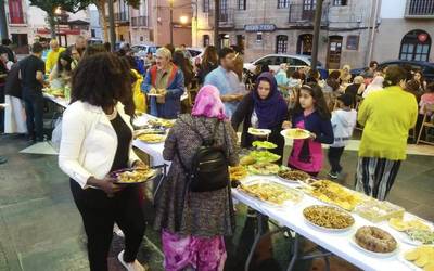 Ramadaneko baraualdia amaitzeko, otordua egin da plazan