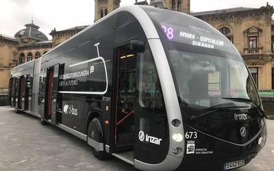 Dbus-en lehen autobus %100 elektriko artikulatua aurkeztu dute Donostian