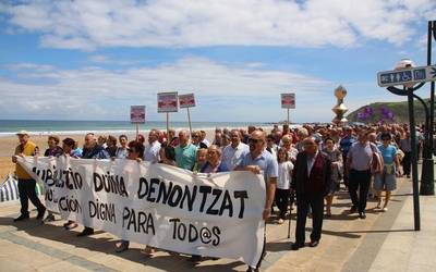 Eskualdeko pentsiodunen plataformak deituta, pentsio duinen aldeko aldarriak hartu ditu Zarauzko kaleak