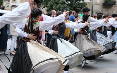 Errementari dantza: 25 urte herritarrak batzen