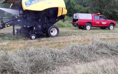 Lasto-fardoak egiteko makinak su hartu du Berrizen