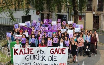 Egunak eta gauak emakumeenak direla aldarrikatu dute Urola Kostako eragile feministek Azpeitian