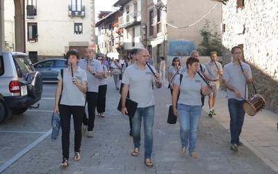 Plazako San Juan suaren bueltan batu dira antzuolarrak