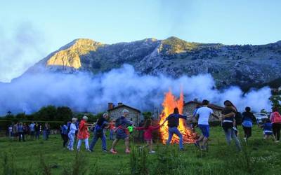 Anbotoren magalean San Juan sua egin zuten zapatuan