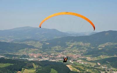 Parapentea eta estrategia uztartzen ditu Elorrion antolatuko duten lasterketa berriak