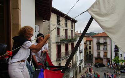 Elena Iruretak igo du sanpedroetako bandera