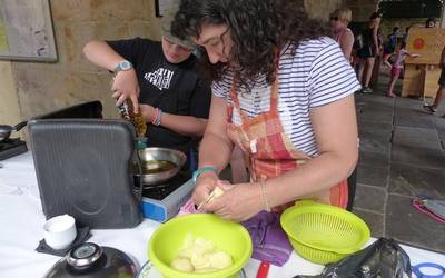 Zapatu goiza Aramaion: umeendako jolasak eta patata tortilla lehiaketa