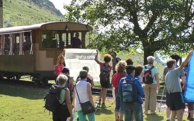 Tren ttikia gelditu du larunbat honetan Larrun ez hunki kolektiboak