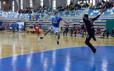 Ander Torrikok Balonmano Sinfin klub kantabriarrarekin sinatu du