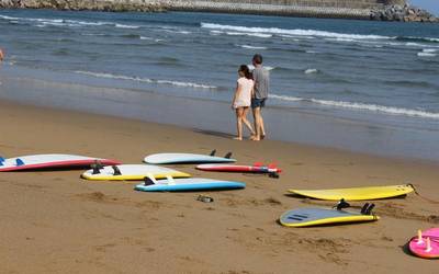 Asturiasko, Galiziako eta Kantabriako surflari gazteek Orion hartuko dute ostatu asteburuan