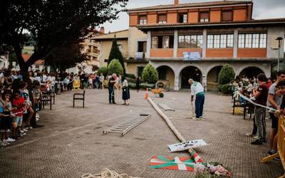 San Martin jubilatuen elkarteko kideek txupinazoa jaurtita hasi dituzte jaiak Zaldibarren