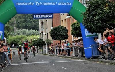 Andoni Azkarate txirrindulari arrasatearra gailendu zen Javier Ezenarro Oroitzarrean