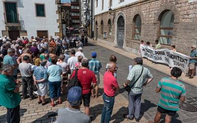 Astelehenero bezala, elkarretaratzea egin dute pentsiodunek