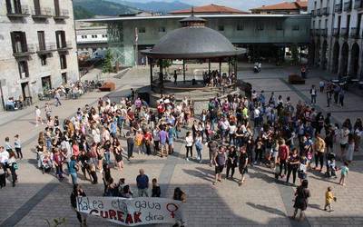 'La Manada'-ri ezarritako behin behineko epaiaren aurkako oihua, plazara