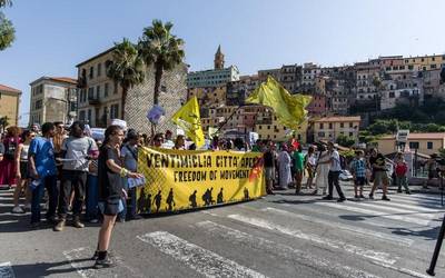 Ventimigliako manifestazio jendetsuan parte hartu du Mugak Zabalduz Karabanak