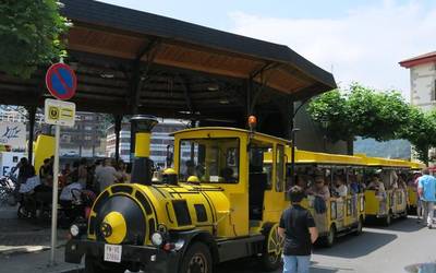 Txu-txu trenak herria eta hondartza lotzen ditu udan, 15 minuturo