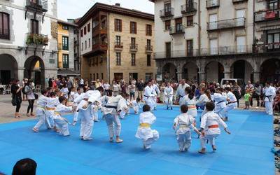Festen atarian, judo erakustaldia egin dute Kimura klubeko kideek plazan