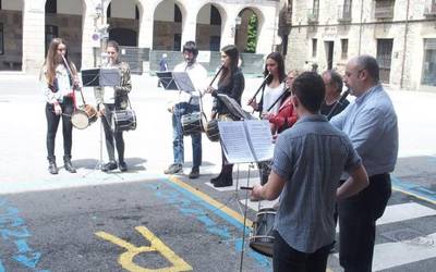 Txistulari Bandak kalejira egingo du poligonoan eta Santa Marinan