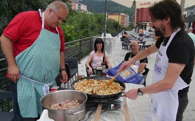 Dozenaka lagun elkartu ziren Sorgin Tabernaren paella lehiaketan