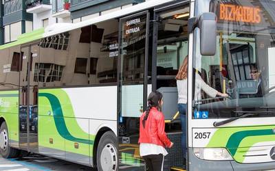 Erandioko Erribera kaleko autobus-geralekua mugitu dute, behin-behinean