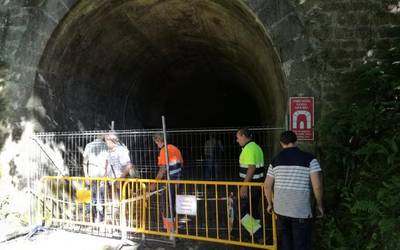 Plazaola trenbideko tunelean bildu dira Leitzako udal ordezkariak, Plazaolako gerentea eta Nafarroako Gobernuko teknikaria