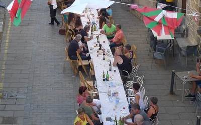 Arantzako bestetan egiten den zikiro-jateko txartelak salgai daude dagoeneko