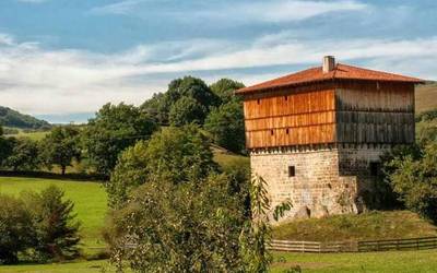 Doneztebeko herrigune historikoa eta Donamariako Erdi Aroko Jauregia ezagutzeko bisita gidatuak izanen dira abuztuan