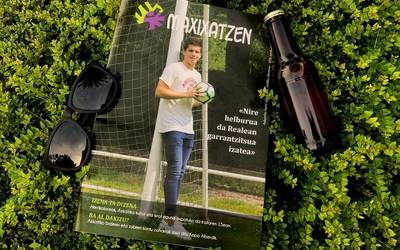 Hasi gara abuztuko Maxixatzen aldizkaria banatzen