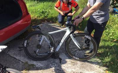 Auto batek Zumaiako bi txirrindulari kolpatu ditu eta gero ihes egin du