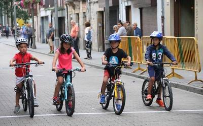 Ziztu bizian haurrak bizikleta gainean