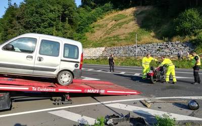 Motor batek eta auto batek elkar jo dute Aretxabaletan