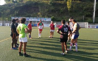 Eibarko Rugbi Taldeak Ezozin dihardu entrenatzen