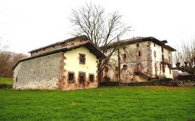 Palacio de Arozteguia enpresaren kontra Lekarozko San Martzial ermitaren defentsa egitea onartu du Baztango Udalak