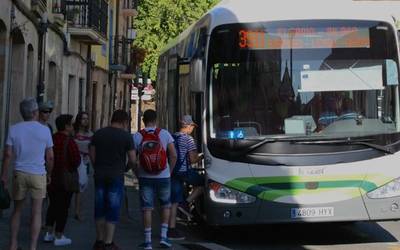 Autobus zerbitzu berezia jarri dute Ferixa Nausikoei begira