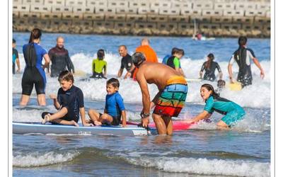 Inoiz baino lagun gehiagok gozatu dute aurtengo surf saio inklusiboa